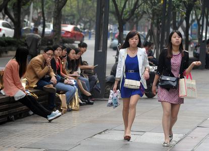 女子一家五口搬回农村“逆向”养娃